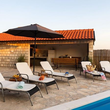 Villa Source With Private Pool Pridvorje Kültér fotó