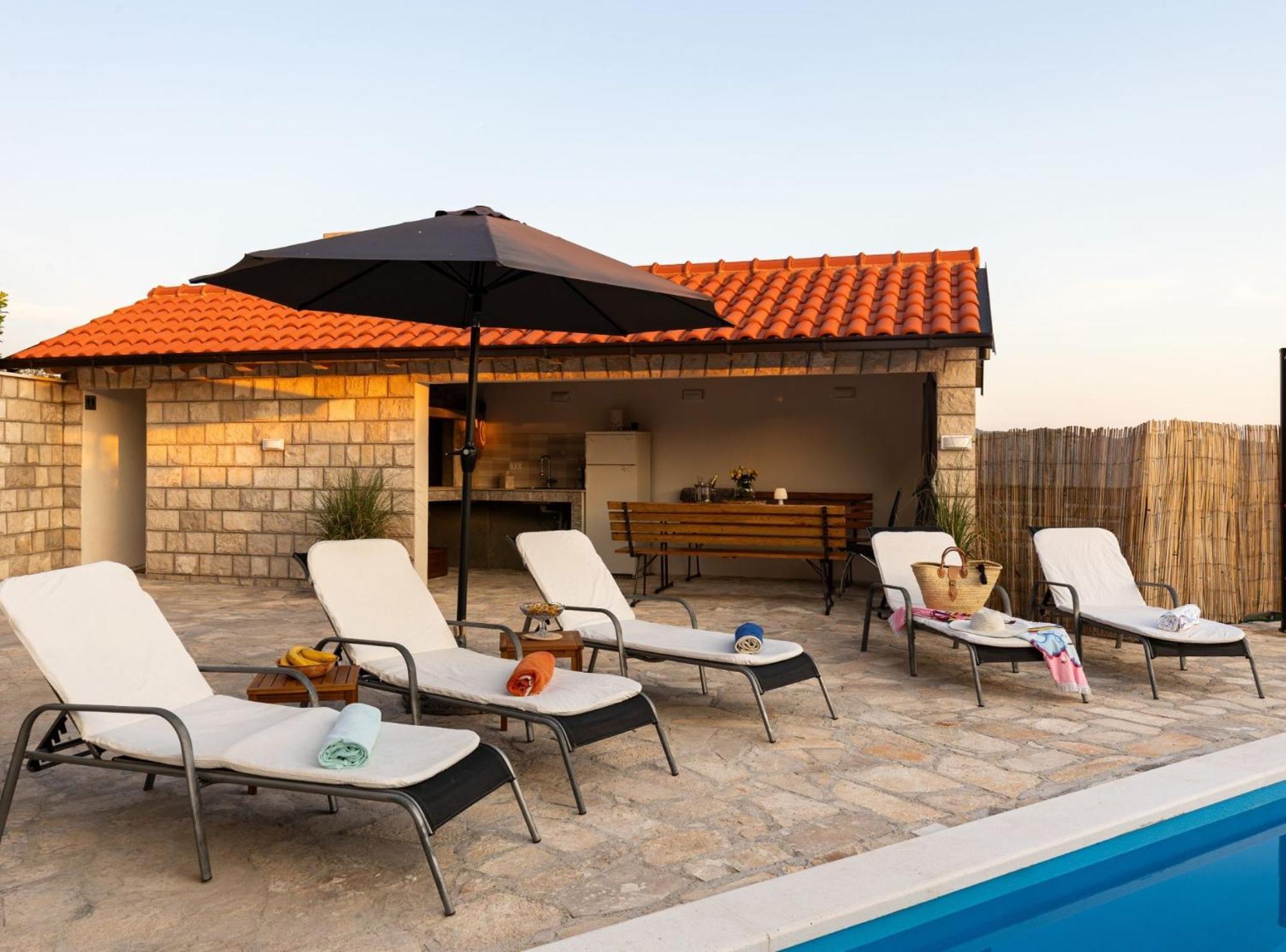 Villa Source With Private Pool Pridvorje Kültér fotó